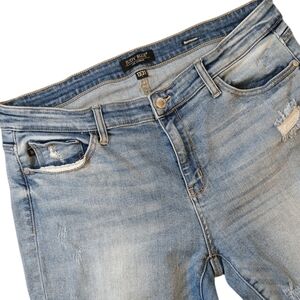 Judy Blue Boyfriend Fit Light Washe Distressed Jeans size 13/31‎